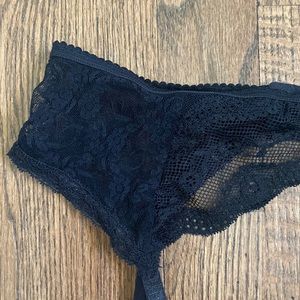 Adjustable lace garter belt